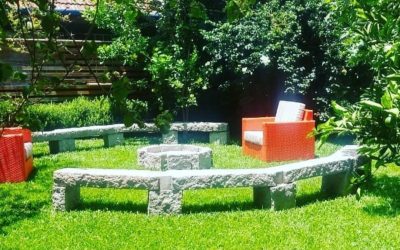 Espaço Externo com Bancos e Paisagismo Moderno